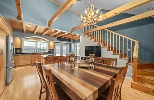 Dandridge Cabina | Secluded Lakefront Estate: Private Dock, Huge deck w/ views, Kayaks, Hot Tub