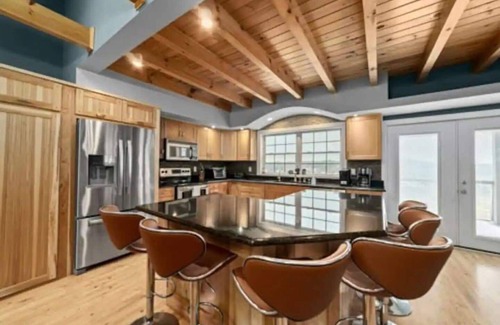 Dandridge Cabina | Secluded Lakefront Estate: Private Dock, Huge deck w/ views, Kayaks, Hot Tub