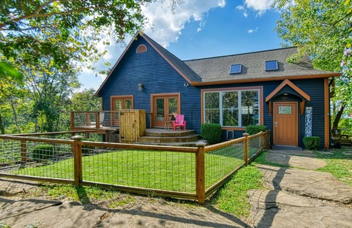 Dandridge Cabina | Secluded Lakefront Estate: Private Dock, Huge deck w/ views, Kayaks, Hot Tub