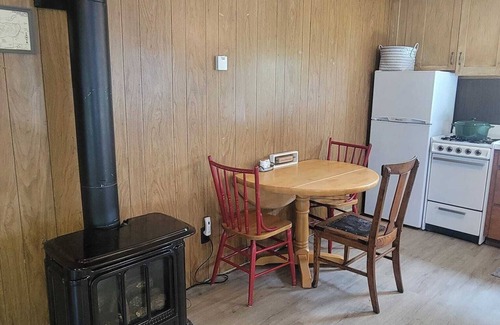 Dalton Cabina | Secluded lakeside cabin, rustic charm, sleeps 6, 700' lakeshore, 10 acres