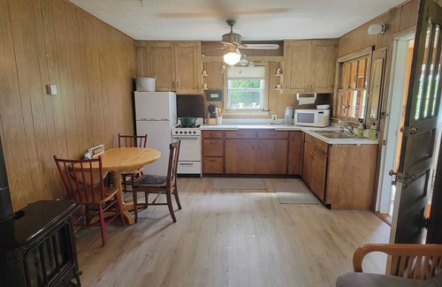 Dalton Cabina | Secluded lakeside cabin, rustic charm, sleeps 6, 700' lakeshore, 10 acres
