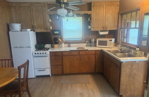 Dalton Cabina | Secluded lakeside cabin, rustic charm, sleeps 6, 700' lakeshore, 10 acres