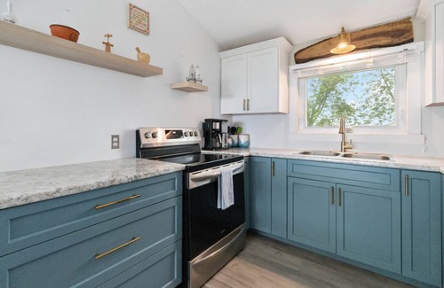 Lowbanks Cabaña | Secluded Lakeview w/ Hot Tub & Volleyball