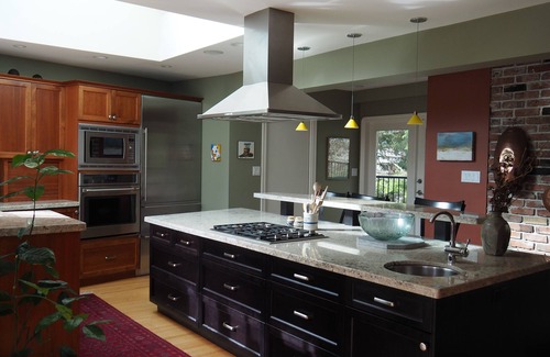 West Vancouver Casa | Secluded location on a cul de sac & creek, near amenities, mountains & beach.