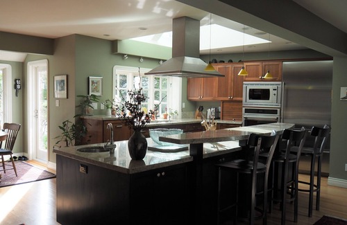 West Vancouver Casa | Secluded location on a cul de sac & creek, near amenities, mountains & beach.