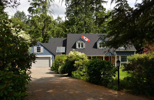 West Vancouver Casa | Secluded location on a cul de sac & creek, near amenities, mountains & beach.