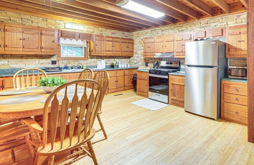 Walkersville Cabina | Secluded Lodge Stay: Day Trip to Audra State Park!