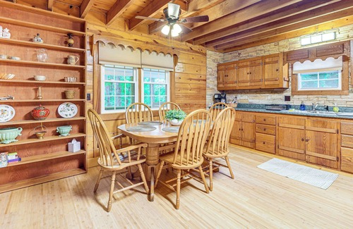 Walkersville Cabina | Secluded Lodge Stay: Day Trip to Audra State Park!