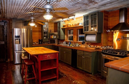 Creole Cabina | Secluded Lodge, Stocked Pond, Huge Ice Maker, Green Egg & Minutes From Launch