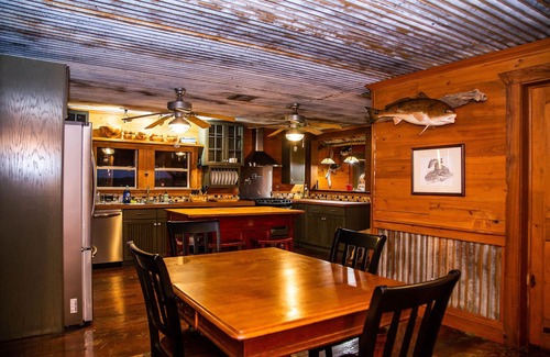 Creole Cabina | Secluded Lodge, Stocked Pond, Huge Ice Maker, Green Egg & Minutes From Launch