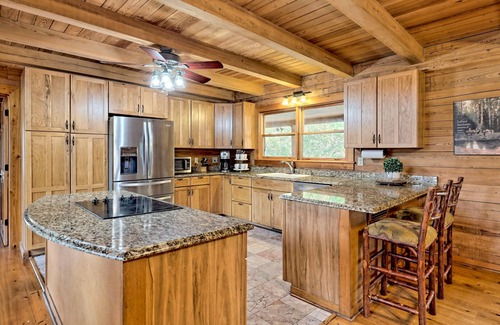 Helen Cabina | Secluded Lodge w/Mountain Views, Hot Tub, Firepit & Game Room~2miles to Helen,GA