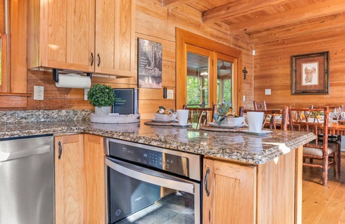 Helen Cabina | Secluded Lodge w/Mountain Views, Hot Tub, Firepit & Game Room~2miles to Helen,GA
