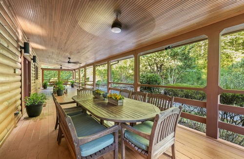 Helen Cabina | Secluded Lodge w/Mountain Views, Hot Tub, Firepit & Game Room~2miles to Helen,GA