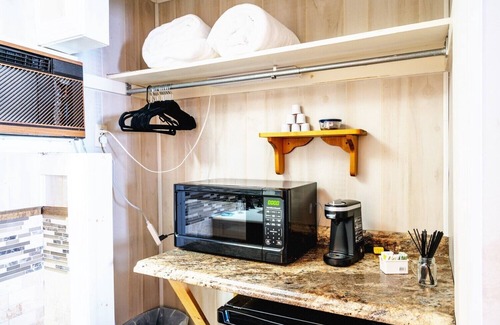 Elkins Cabina | Secluded Lodge w/ grill + Free Coffee and Tea