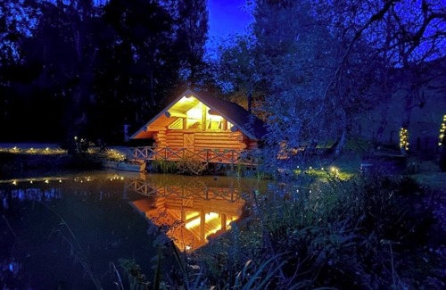 Bridport Cabina | Secluded Log Cabin/Hot Tub On Private Laken1km to Jurassic Coast Pet friendly.