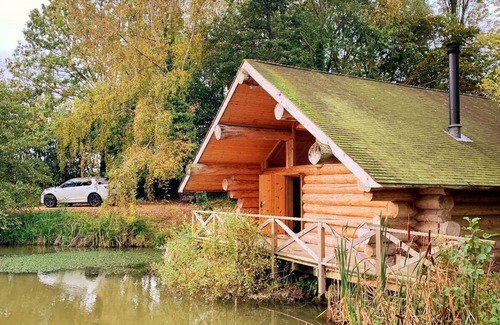 Bridport Cabina | Secluded Log Cabin/Hot Tub On Private Laken1km to Jurassic Coast Pet friendly.