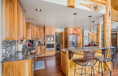 Valley of the Sun Cabina | Secluded Log Cabin: 10 Acres, Soaker Tub