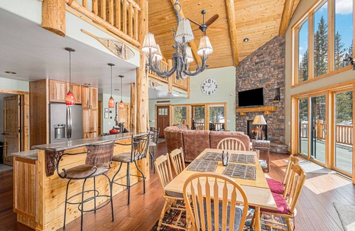 Valley of the Sun Cabina | Secluded Log Cabin: 10 Acres, Soaker Tub