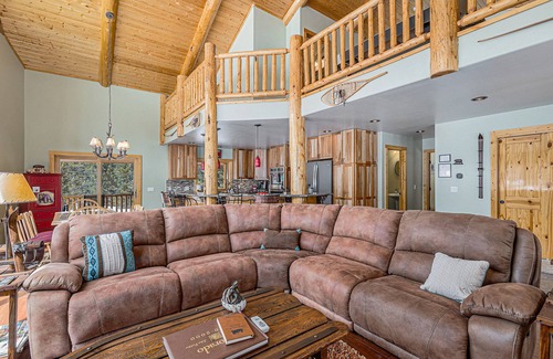 Valley of the Sun Cabina | Secluded Log Cabin: 10 Acres, Soaker Tub