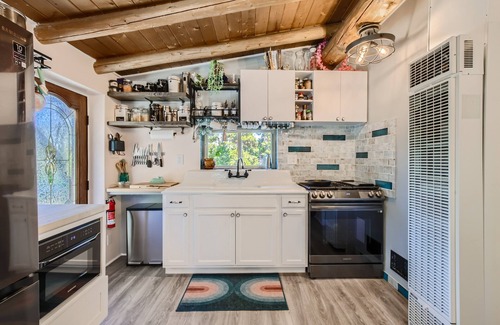 Black Hawk Cabina | Secluded log cabin/hot tub. Ski, views, hike, silence.