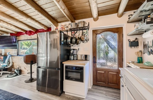 Black Hawk Cabina | Secluded log cabin/hot tub. Ski, views, hike, silence.