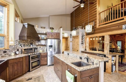 Catalpa Cabina | Secluded log cabin home located on 13 acres with salt water pool & jacuzzi.