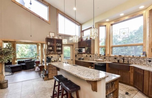 Catalpa Cabina | Secluded log cabin home located on 13 acres with salt water pool & jacuzzi.