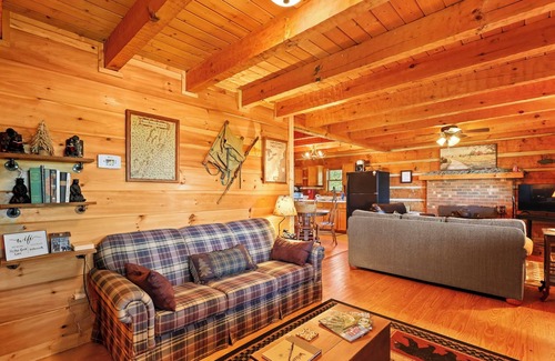 Lansing Cabina | Secluded log cabin w/ hot tub and wood burning fireplace near West Jefferson
