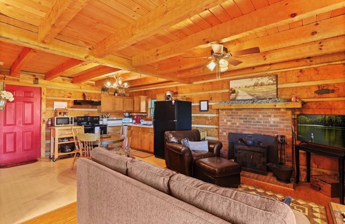 Lansing Cabina | Secluded log cabin w/ hot tub and wood burning fireplace near West Jefferson