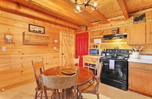 Lansing Cabina | Secluded log cabin w/ hot tub and wood burning fireplace near West Jefferson