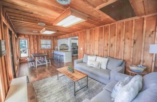 Bethelridge Cabina | Secluded Luxurious Cabin, Sleeps 16, Hot tub Sauna