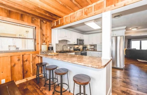Bethelridge Cabina | Secluded Luxurious Cabin, Sleeps 16, Hot tub Sauna