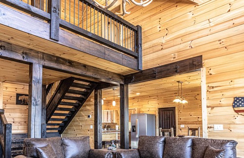 Bryson City Cabina | Secluded Luxury Cabin - Mountain Views, Fire Pit, Great Location! Sleeps 8.