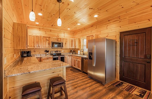 Bryson City Cabina | Secluded Luxury Cabin - Mountain Views, Fire Pit, Great Location! Sleeps 8.