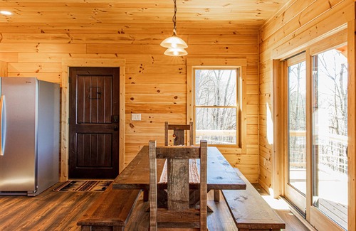Bryson City Cabina | Secluded Luxury Cabin - Mountain Views, Fire Pit, Great Location! Sleeps 8.