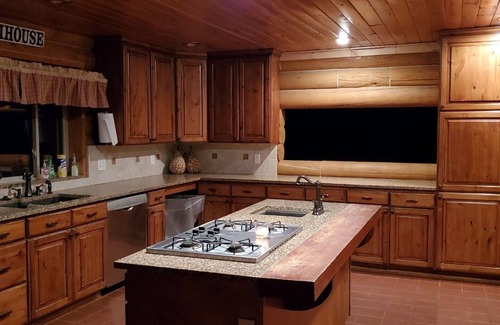 Carbon County Cabina | Secluded luxury lodge that sleeps 34 in beds