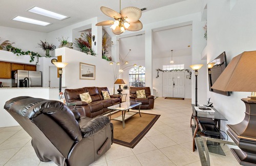 Lindfields Villa | Hogar de piscina de lujo aislado, cerca de Disney con piscina de gran tamaño Ofertas especiales ahora
