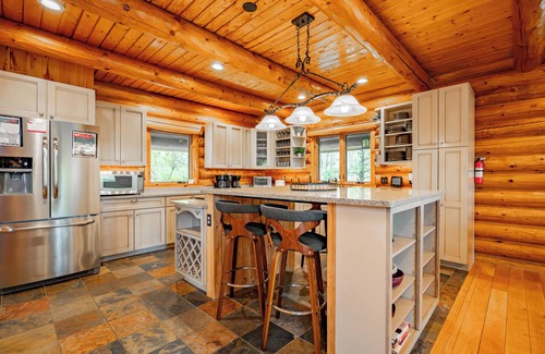 North Glade Hills Casa | Bracken Lodge: Lake Access, Hot Tub, Fireplace, Fire Pit!