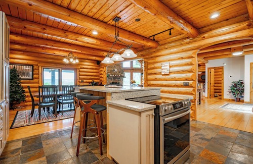 North Glade Hills Casa | Bracken Lodge: Lake Access, Hot Tub, Fireplace, Fire Pit!