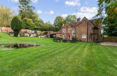 Burnham Casa | Secluded Mansion Retreat - Expansive Private Oasis