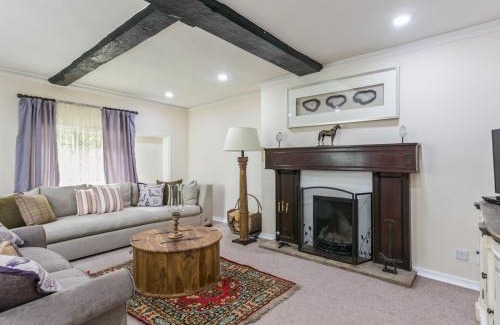 Burnham Casa | Secluded Mansion Retreat - Expansive Private Oasis