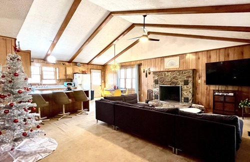 Mineral Bluff Cabina | Secluded Mid Century Hideaway
