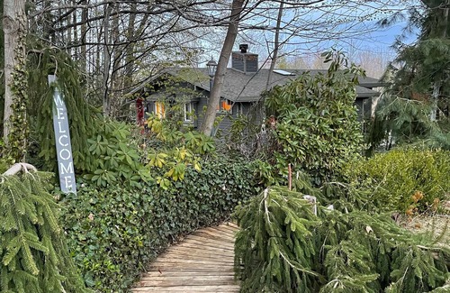 Fennville Casa | Secluded Mid Century Modern Hutchins Lake Property on 12 acres