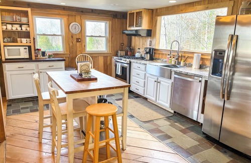 Granville Casa | Secluded Mountain Getaway with Hot tub and Views!