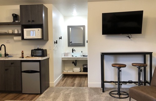 Jensen Cabina | Secluded North Lodge Sleeps 40 Clubhouse, Reunions, Dinosaur Quarry nearby
