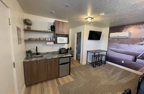 Jensen Cabina | Secluded North Lodge Sleeps 40 Clubhouse, Reunions, Dinosaur Quarry nearby