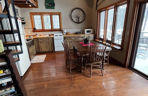 Westboro Chalet De Esquí | Secluded Northwoods Chalet on 80 Acres with Hiking and Water Views