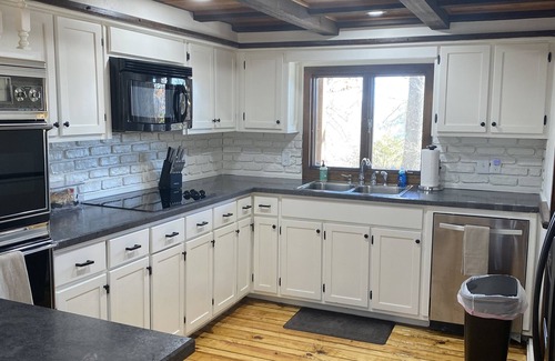 Cassville Casa | Secluded on a 6 acre ridge! 1 mile from Roaring River. Quiet and serene