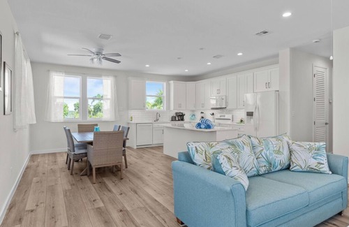 Sanibel Cabaña | Secluded One Bedroom Cottage, Walking Distance to Sanibel Beaches - Tiki Cottage A!