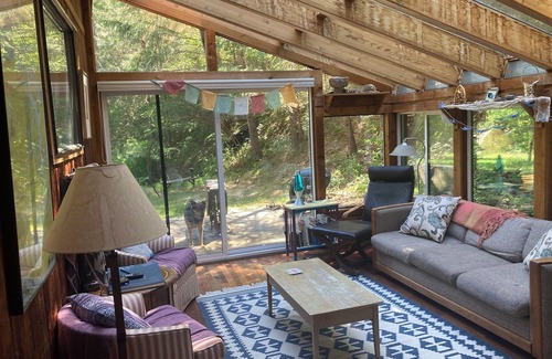 Mosier Cabina | Aislado, Cabina pacífica en 24 acres, arroyo, cerca de (Mosier) - Pet Friendly!